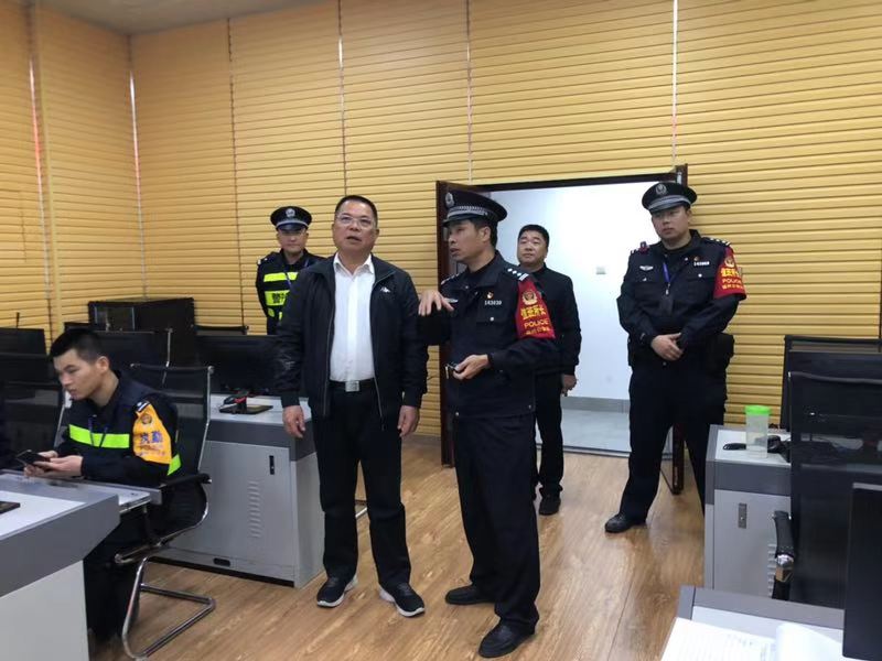 我院党委副书记陈昌明看望增援春运安保学警