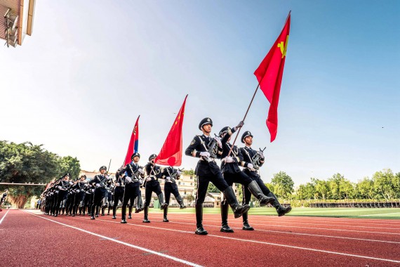 我院举行新生军训汇演暨开学典礼