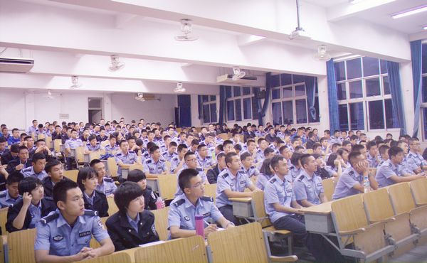 侦查系党总支副书记黄华水老师为学生开设主题为"幸福未来大学始"讲座